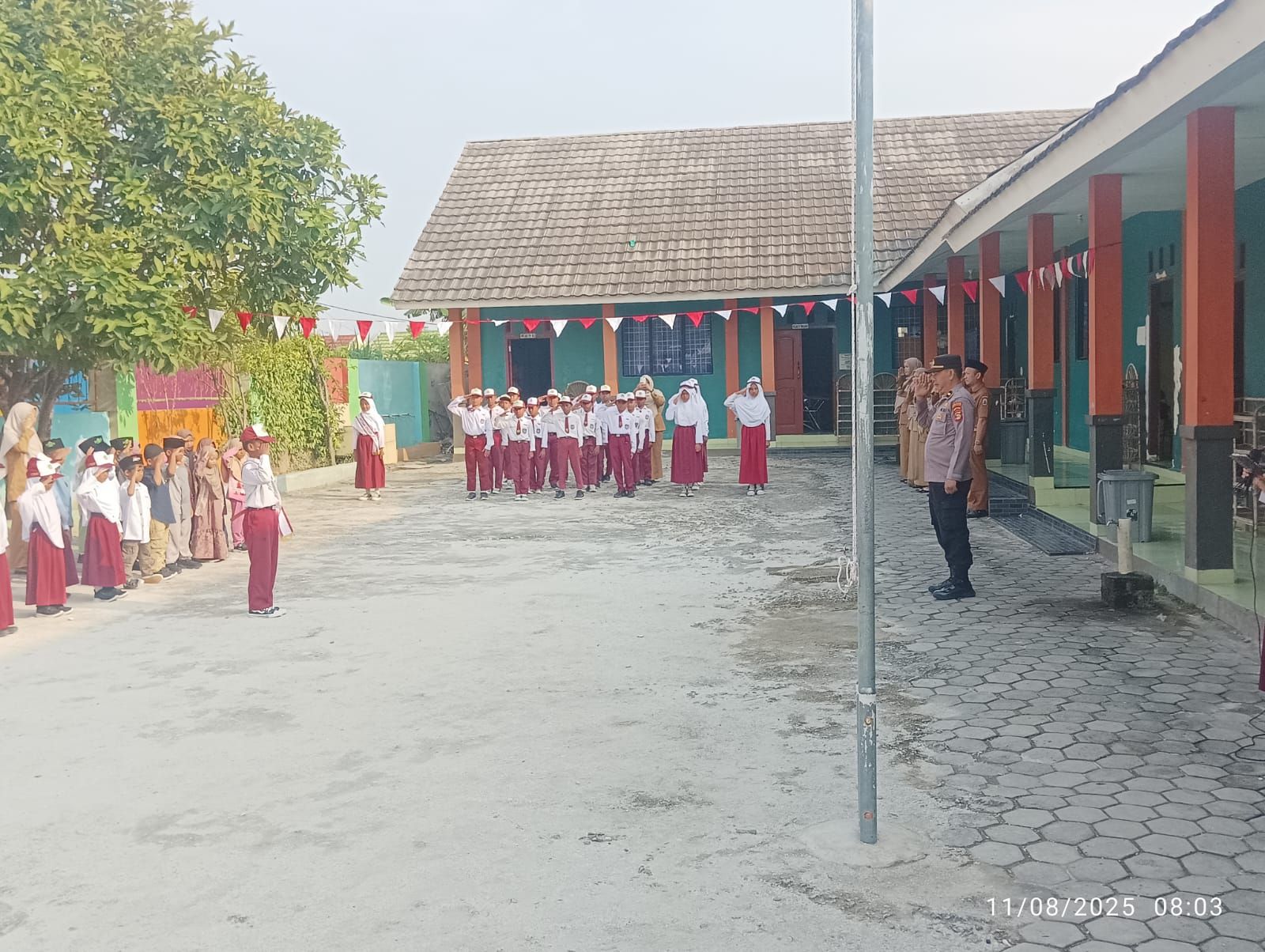 Polsek Natar Polres Lampung Selatan menjadi pembina upacara bendera di SD IT Quranic Al Abror