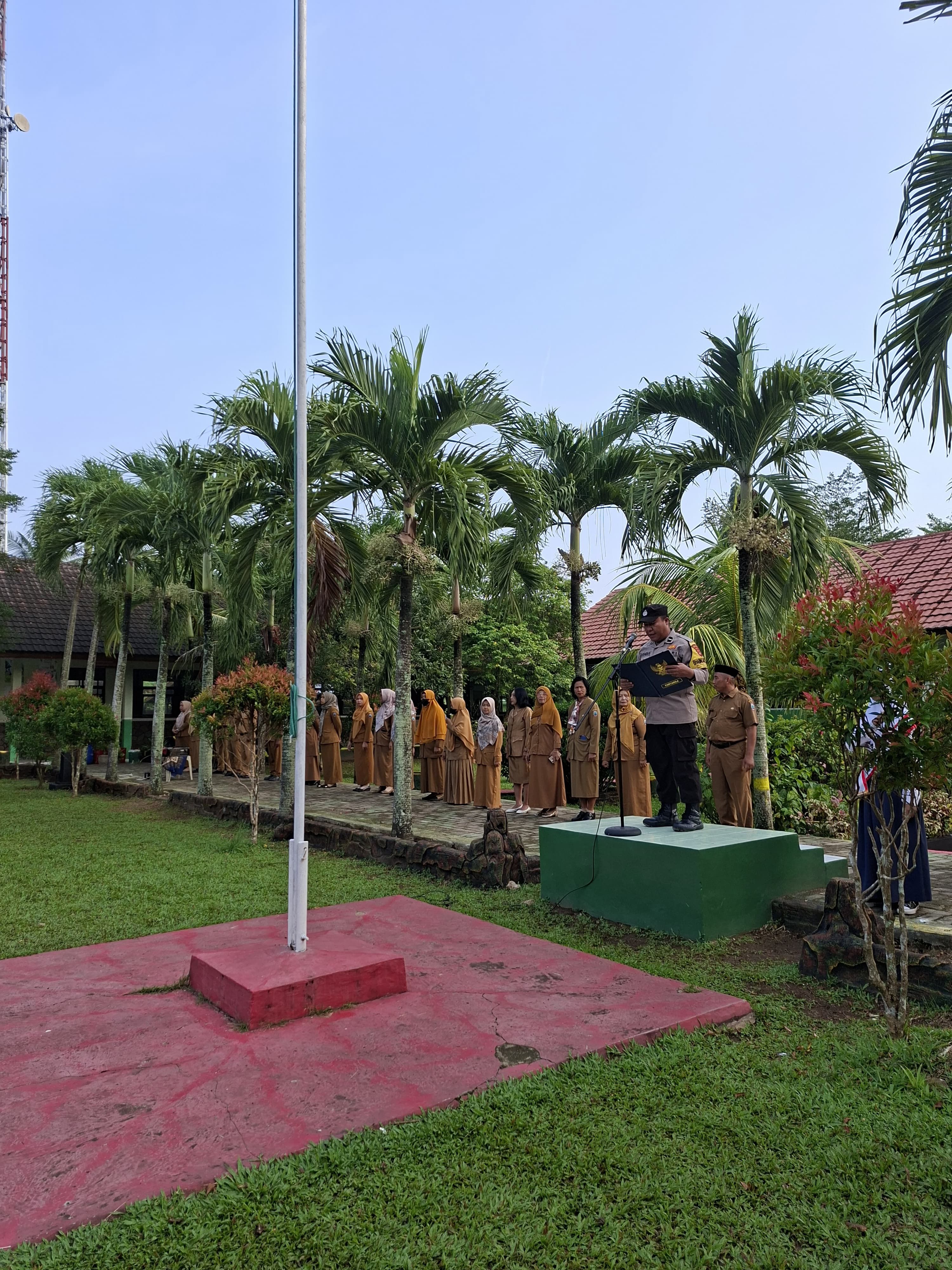 Aipda D. Ferindra memberikan pembinaan dan penyuluhan (binluh) terkait bahaya geng motor, penyalahgunaan narkoba, dan kenakalan remaja yang dapat merusak masa depan.