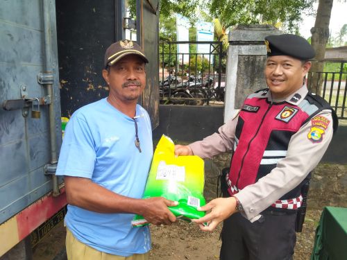 Sat Samapta Polres Lampung Selatan Gelar Patroli Presisi, Salurkan Beras SPHP untuk Warga