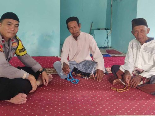 Bhabinkamtibmas Polsek Kalianda Sambangi Tokoh Agama di Munjuk Sempurna, Perkuat Sinergi Jelang Ramadhan