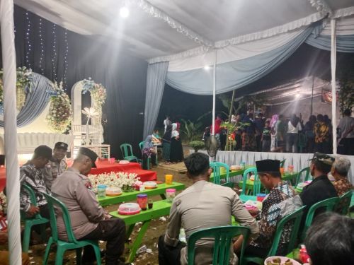 Polsek Candipuro Beri Himbauan Keamanan Saat Hiburan Kuda Kepang, Suasana Terjalin Akrab dengan Warga