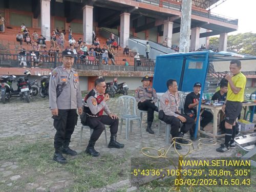 Polsek Kalianda Amankan Turnamen Sepak Bola di Lapangan Raden Intan