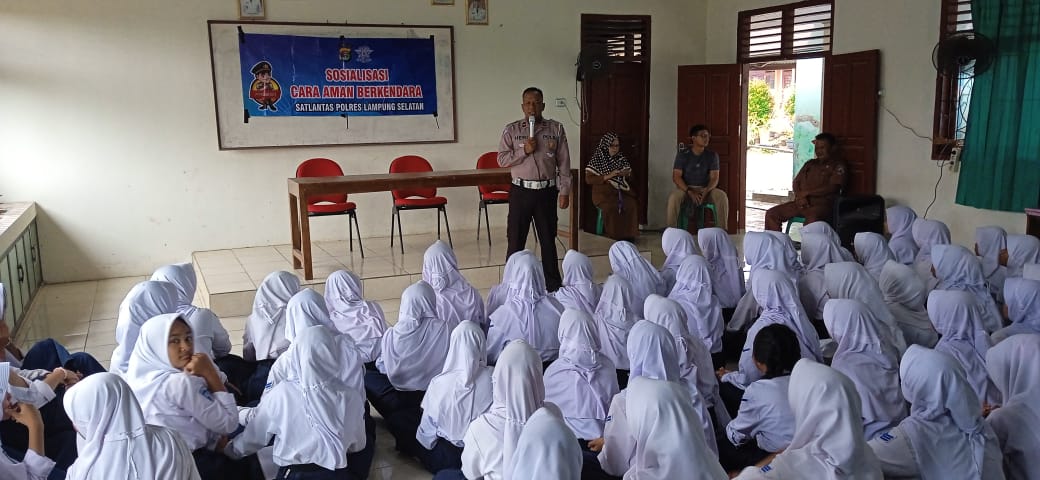 Sosialisasi Keselamatan Berkendara di SMPN 1 Sidomulyo