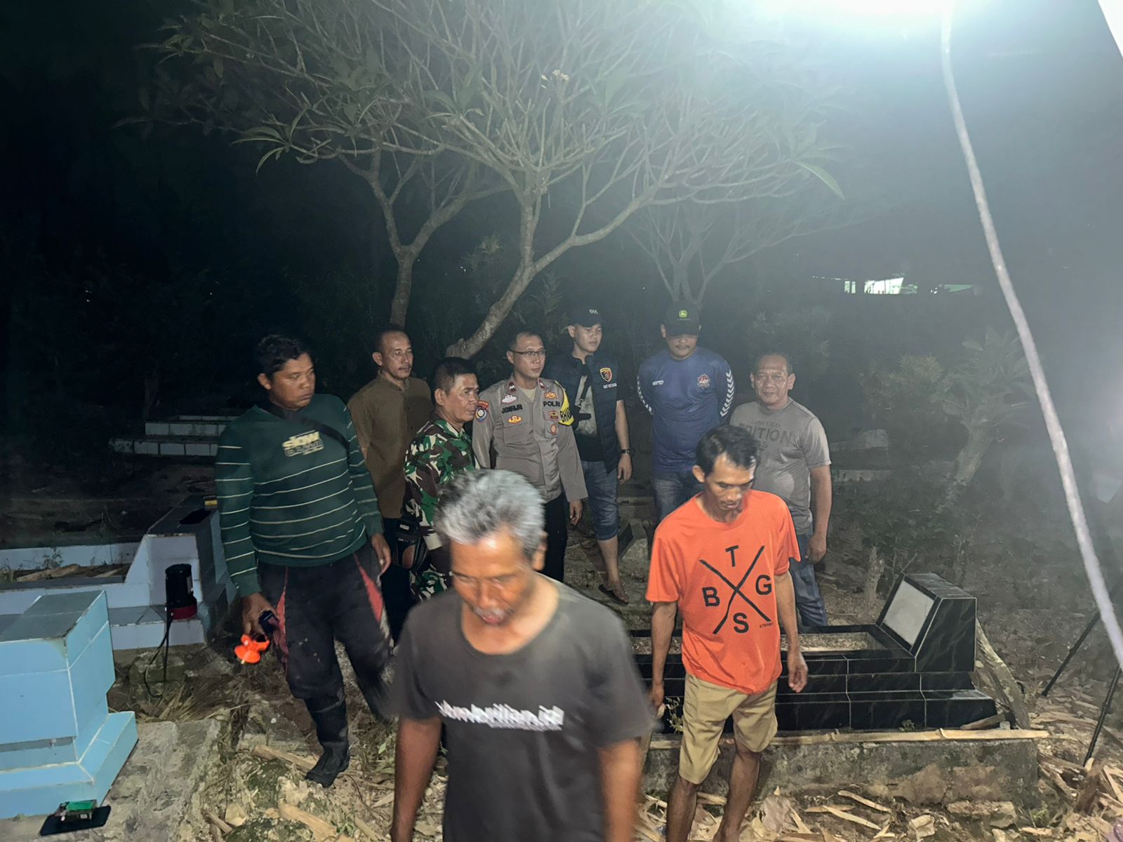 Polisi Bina Kerukunan Warga Saat Prosesi Pemakaman di Griya Cemerlang Natar Berjalan Lancar
