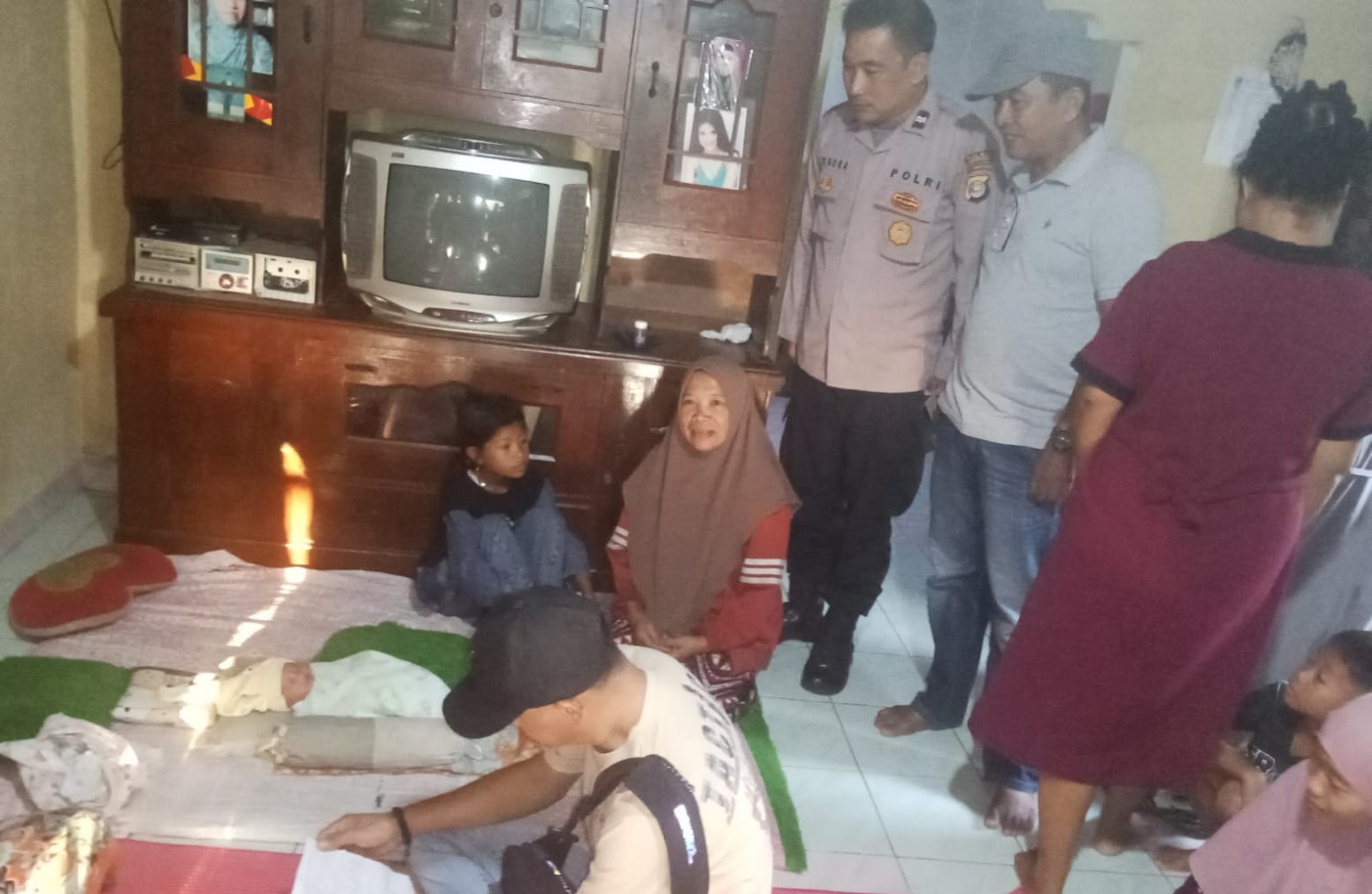 Polisi Cek TKP Penemuan Bayi di Kalianda, Koordinasi dengan Aparatur Desa dan Tokoh Masyarakat